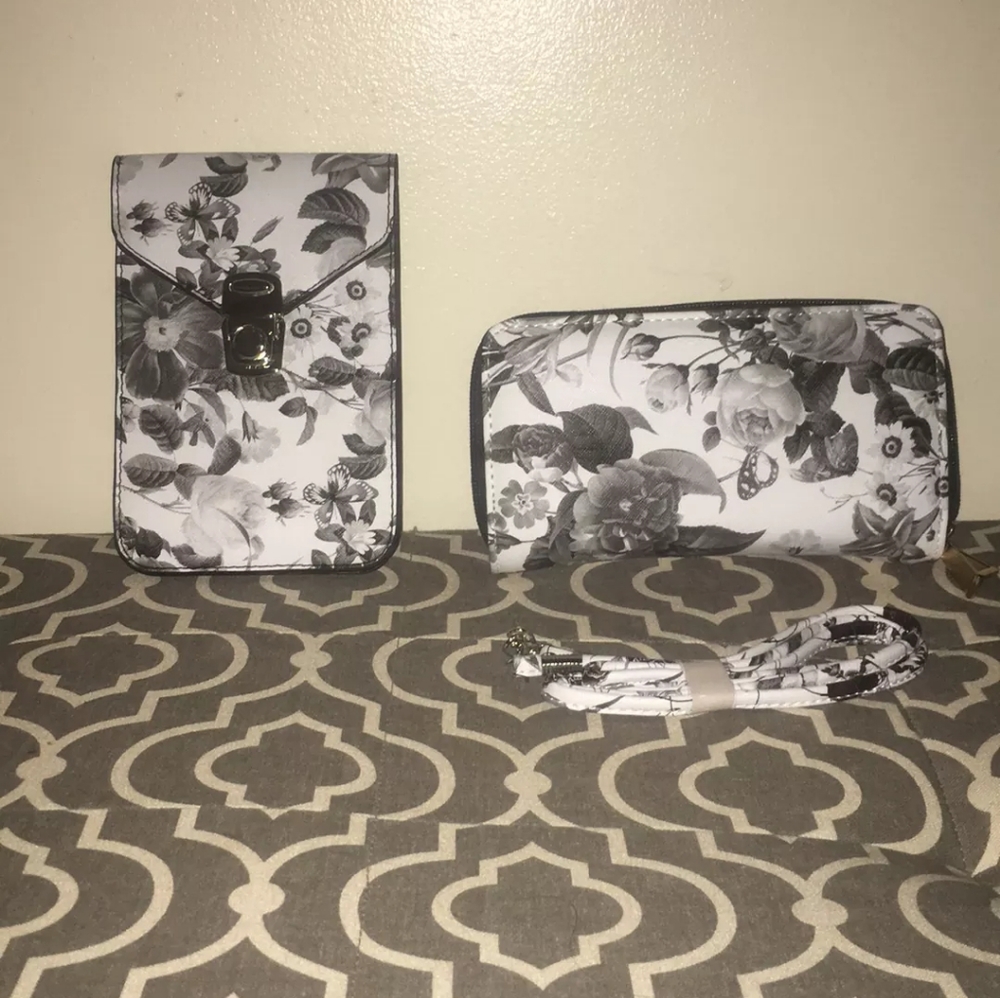 Wallet and a little purse with clear thing